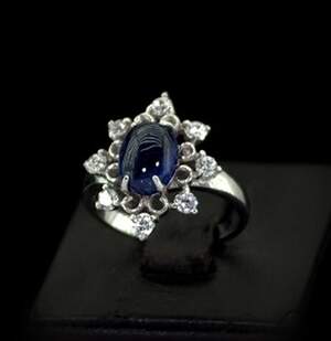 Срібна каблучка 925 проби 3,96 г зі шрі-ланкійським Сапфіром класу АААА та фіанітами 3,7 карат Срібна каблучка 925 проби 3,96 г зі шрі-ланкійським Сапфіром класу АААА та фіанітами 3,7 карат