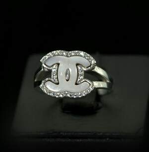 Срібна каблучка 925 проби 4,43 г з Перламутром та цирконами 1,85 карат Срібна каблучка 925 проби 4,43 г з Перламутром та цирконами 1,85 карат