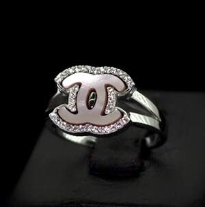 Срібна каблучка 925 проби 4,42 г з рожевим Перламутром та цирконами 1,85 карат Срібна каблучка 925 проби 4,42 г з рожевим Перламутром та цирконами 1,85 карат