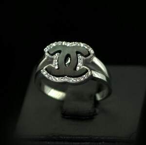 Срібна каблучка 925 проби 4,36 г з чорним Перламутром та цирконами 1,6 карат Срібна каблучка 925 проби 4,36 г з чорним Перламутром та цирконами 1,6 карат