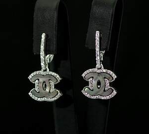 Срібні сережки 925 проби 5,14 г з чорним Перламутром та цирконами 3,4 карат Срібні сережки 925 проби 5,14 г з чорним Перламутром та цирконами 3,4 карат