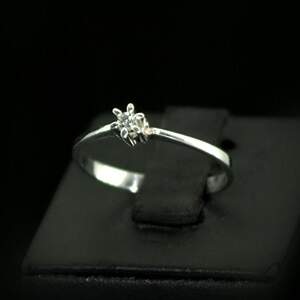 Серебряное кольцо 925 пробы 0,96 г с Діамантом Кр 57 0,09 карат Серебряное кольцо 925 пробы 0,96 г с Діамантом Кр 57 0,09 карат