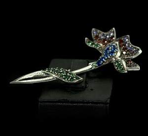 Серебряная брошь 925 пробы 10,35 г с кольоровими цирконами 3,55 карат Серебряная брошь 925 пробы 10,35 г с кольоровими цирконами 3,55 карат