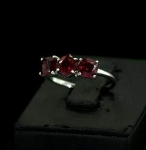 Серебряное кольцо 925 пробы 1,96 г с африканськми Роял Рубінами класса АААА 2,62 карат Серебряное кольцо 925 пробы 1,96 г с африканськми Роял Рубінами класса АААА 2,62 карат