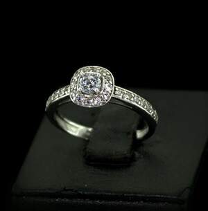 Срібна каблучка 925 проби 2,03 г з білими цирконами 1,25 карат Срібна каблучка 925 проби 2,03 г з білими цирконами 1,25 карат