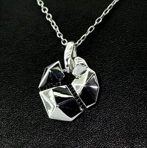 Срібна підвіска 925 проби 2,25 г з чорними цирконами 0,15 карат Срібна підвіска 925 проби 2,25 г з чорними цирконами 0,15 карат