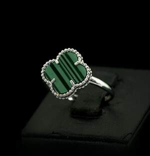 Срібна каблучка 925 проби 2,05 г з Малахітом 0,69 карат Срібна каблучка 925 проби 2,05 г з Малахітом 0,69 карат