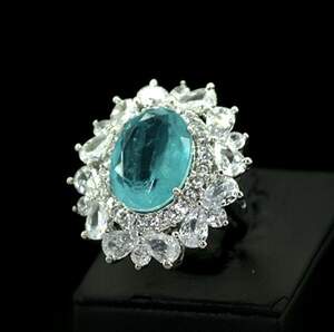 Каблучка у срібному покритті з Турмаліном Параїба та цирконами 9,57 карат Каблучка у срібному покритті з Турмаліном Параїба та цирконами 9,57 карат