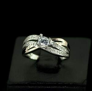 Срібна каблучка 925 проби з позолотою 375 проби 2,55 г з цирконами 1,05 карат Срібна каблучка 925 проби з позолотою 375 проби 2,55 г з цирконами 1,05 карат