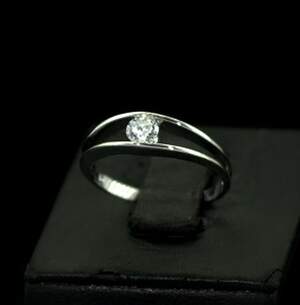 Срібна каблучка 925 проби 1,29 г з цирконом 0,45 карат Срібна каблучка 925 проби 1,29 г з цирконом 0,45 карат