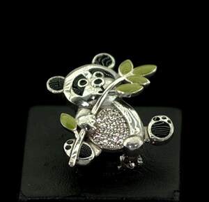 Срібна брошка 925 проби 5,3 г з цирконами та емаллю 0,7 карат Срібна брошка 925 проби 5,3 г з цирконами та емаллю 0,7 карат