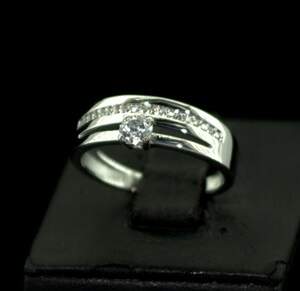 Срібна каблучка 925 проби 2,28 г з цирконами 0,45 карат Срібна каблучка 925 проби 2,28 г з цирконами 0,45 карат