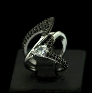 Срібна каблучка 925 проби 4,72 г з білим та чорними цирконами 1,5 карат Срібна каблучка 925 проби 4,72 г з білим та чорними цирконами 1,5 карат