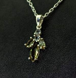 Срібна підвіска 925 проби 1,47 г з турецькими Султанітами класу АААА 1,65 карат Срібна підвіска 925 проби 1,47 г з турецькими Султанітами класу АААА 1,65 карат