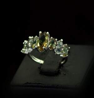 Срібна каблучка 925 проби 2,5 г з турецькими Султанітами класу АААА 2,7 карат Срібна каблучка 925 проби 2,5 г з турецькими Султанітами класу АААА 2,7 карат