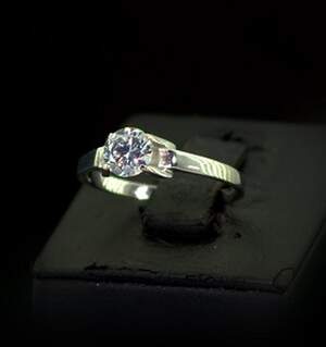 Срібна каблучка 925 проби 1,63 г з білим цирконом 1,45 карат Срібна каблучка 925 проби 1,63 г з білим цирконом 1,45 карат