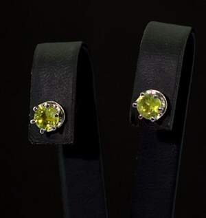 Срібні сережки 925 проби 1,65 г з єгипетськими Перидотами 1,21 карат Срібні сережки 925 проби 1,65 г з єгипетськими Перидотами 1,21 карат