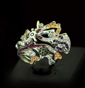 Срібна каблучка 925 проби 5,45 г з кольоровими цирконами та емаллю 2,02 карат Срібна каблучка 925 проби 5,45 г з кольоровими цирконами та емаллю 2,02 карат