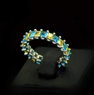 Срібна каблучка 925 проби 3,35 г з жовтими та блакитними цирконами 6,63 карат Срібна каблучка 925 проби 3,35 г з жовтими та блакитними цирконами 6,63 карат