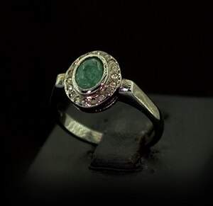 Срібна каблучка 925 проби 4,14 г з бразильським Смарагдом АААА 1 карат та Діамантами 4/6 0,15 карат Срібна каблучка 925 проби 4,14 г з бразильським Смарагдом АААА 1 карат та Діамантами 4/6 0,15 карат