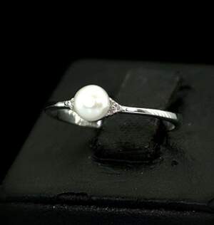 Срібна каблучка 925 проби 1,26 г з Перлиною та африканськими Діамантами VVS1 1,03 карат Срібна каблучка 925 проби 1,26 г з Перлиною та африканськими Діамантами VVS1 1,03 карат