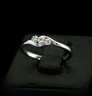 Срібна каблучка 925 проби 1,52 г з африканським Діамантом VVS1 0,06 карат Срібна каблучка 925 проби 1,52 г з африканським Діамантом VVS1 0,06 карат