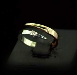 Срібна каблучка 925 проби з позолотою 585 проби 2,41 г з Діамантом кр 57 4/3 0,05 карат Срібна каблучка 925 проби з позолотою 585 проби 2,41 г з Діамантом кр 57 4/3 0,05 карат