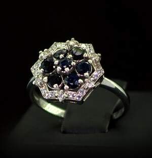 Серебряное кольцо 925 пробы 2,45 г с Сапфірами АААА та фианитами 1,58 карат Серебряное кольцо 925 пробы 2,45 г с Сапфірами АААА та фианитами 1,58 карат