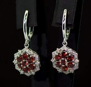 Серебряные серьги 925 пробы 4,98 г с Гранатами и фііанітами 2,99 карат Серебряные серьги 925 пробы 4,98 г с Гранатами и фііанітами 2,99 карат