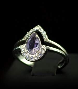 Серебряное кольцо 925 пробы 3,05 г с бразильским Аметистом и фианитами 1,18 карат Серебряное кольцо 925 пробы 3,05 г с бразильским Аметистом и фианитами 1,18 карат