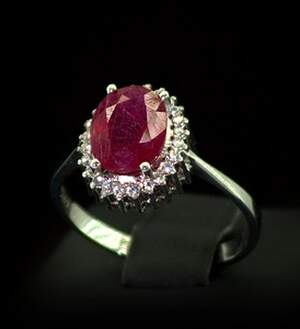 Серебряное кольцо 925 пробы 3,57 г с африканским Роял Рубіном и фианитами 4,1 карат Серебряное кольцо 925 пробы 3,57 г с африканским Роял Рубіном и фианитами 4,1 карат