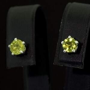 Серебряные серьги 925 пробы 1,93 г с єгепитськими Перидотами 0,96 карат Серебряные серьги 925 пробы 1,93 г с єгепитськими Перидотами 0,96 карат