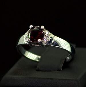 Серебряное кольцо 925 пробы 2,95 г с Родолетом и фианитами 1,19 карат Серебряное кольцо 925 пробы 2,95 г с Родолетом и фианитами 1,19 карат