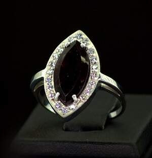 Серебряное кольцо 925 пробы 4,08 г с Гранатом и фианитами 4,72 карат Серебряное кольцо 925 пробы 4,08 г с Гранатом и фианитами 4,72 карат