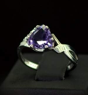 Серебряное кольцо 925 пробы 1,88 г с бразильским Аметистом и фианитами 1,48 карат Серебряное кольцо 925 пробы 1,88 г с бразильским Аметистом и фианитами 1,48 карат