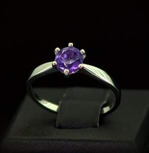Серебряное кольцо 925 пробы 1,88 г с бразильским Аметистом 0,79 карат Серебряное кольцо 925 пробы 1,88 г с бразильским Аметистом 0,79 карат