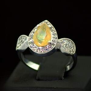 Серебряное кольцо 925 пробы 3,4 г с австралийским Опалом АААА и фианитами 1,49 карат Серебряное кольцо 925 пробы 3,4 г с австралийским Опалом АААА и фианитами 1,49 карат