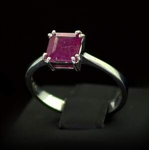 Серебряное кольцо 925 пробы 2,39 г с таїландським Рубіном класса АААА 3,36 карат Серебряное кольцо 925 пробы 2,39 г с таїландським Рубіном класса АААА 3,36 карат
