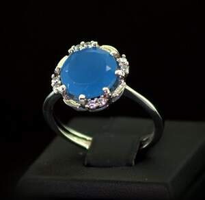 Серебряное кольцо 925 пробы 3,77 г с голубым Кварцем и фианитами 3,93 карат Серебряное кольцо 925 пробы 3,77 г с голубым Кварцем и фианитами 3,93 карат