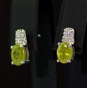 Серебряные серьги 925 пробы 2,04 гр. с норвежскими Сфенами класса АААА и топазами из США 2,57 карат Серебряные серьги 925 пробы 2,04 гр. с норвежскими Сфенами класса АААА и топазами из США 2,57 карат