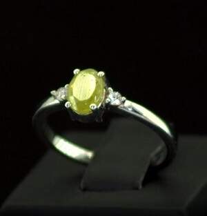 Серебряное кольцо 925 пробы 2,52 гр. с норвежским Сфеном класса АААА и топазами из США 1,2 карат Серебряное кольцо 925 пробы 2,52 гр. с норвежским Сфеном класса АААА и топазами из США 1,2 карат