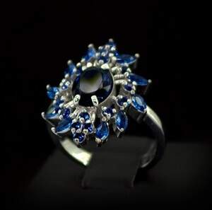 Серебряное кольцо 925 пробы 5,69 г с синими фианитами 3,97 карат Серебряное кольцо 925 пробы 5,69 г с синими фианитами 3,97 карат
