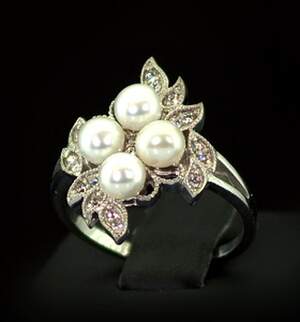 Серебряное кольцо 925 пробы 4,38 г с Перлинами и фианитами 3,5 карат Серебряное кольцо 925 пробы 4,38 г с Перлинами и фианитами 3,5 карат