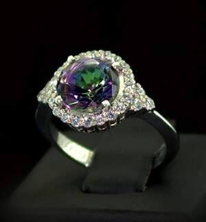 Серебряное кольцо 925 пробы 3,85 г с містичним и белыми фианитами 4,65 карат