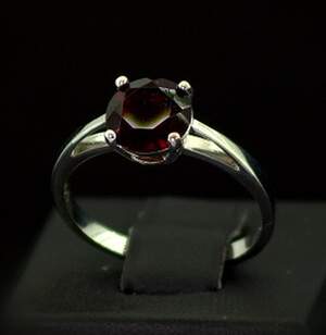 Срібна каблучка 925 проби 2,21 г з Гранатом 2,3 карат