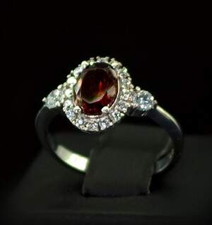 Срібна каблучка 925 проби 2,75 г з Гранатом та фіанітами 2,22 карат