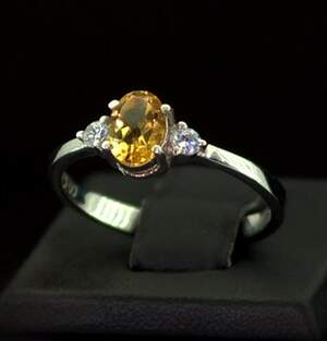 Срібна каблучка 925 проби 2,15 г з Цитрином зі США та фіанітами 0,93 карат Срібна каблучка 925 проби 2,15 г з Цитрином зі США та фіанітами 0,93 карат