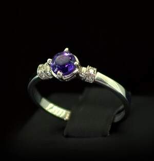 Срібна каблучка 925 проби 1,92 г з африканським Аметистом та фіанітами 0,56 карат Срібна каблучка 925 проби 1,92 г з африканським Аметистом та фіанітами 0,56 карат