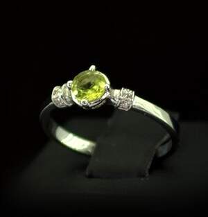 Срібна каблучка 925 проби 1,8 г з єгипетським Перидотом та фіанітами 0,58 карат Срібна каблучка 925 проби 1,8 г з єгипетським Перидотом та фіанітами 0,58 карат