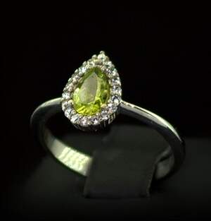 Срібна каблучка 925 проби 2,66 г з єгипетським Перидотом та фіанітами 1 карат Срібна каблучка 925 проби 2,66 г з єгипетським Перидотом та фіанітами 1 карат